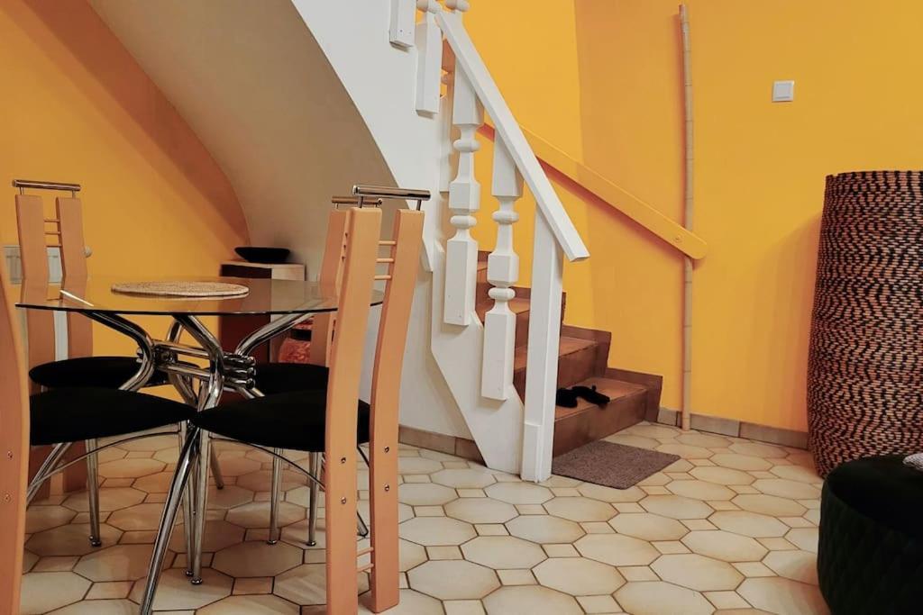 Colourful 2.5 Bedroom With Large Balcony & Garden. Prinzersdorf Экстерьер фото