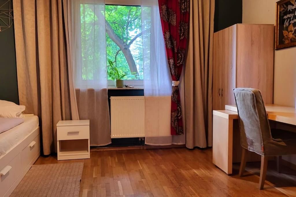 Colourful 2.5 Bedroom With Large Balcony & Garden. Prinzersdorf Экстерьер фото