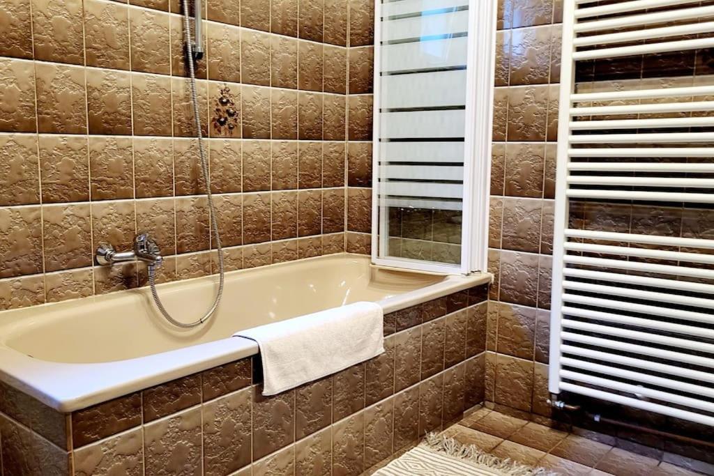 Colourful 2.5 Bedroom With Large Balcony & Garden. Prinzersdorf Экстерьер фото